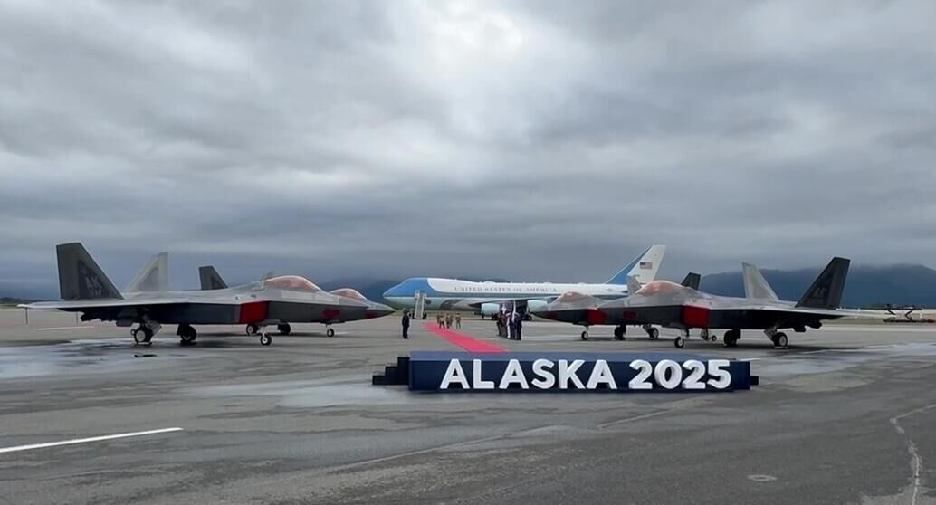 Истребители пятого поколения F-22 на аэродроме базы Элмендорф-Ричардсон на Аляске, где пройдет церемония встречи президента РФ Владимира Путина и президента США Дональда Трампа - РИА Новости, 1920, 16.08.2025