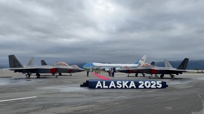 Истребители пятого поколения F-22 на аэродроме базы Элмендорф-Ричардсон на Аляске, где пройдет церемония встречи президента РФ Владимира Путина и президента США Дональда Трампа