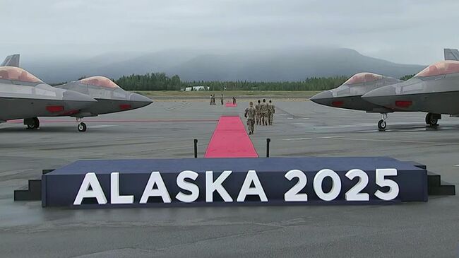 Истребители пятого поколения F-22 на аэродроме базы Элмендорф-Ричардсон на Аляске, где пройдет церемония встречи президента РФ Владимира Путина и президента США Дональда Трампа