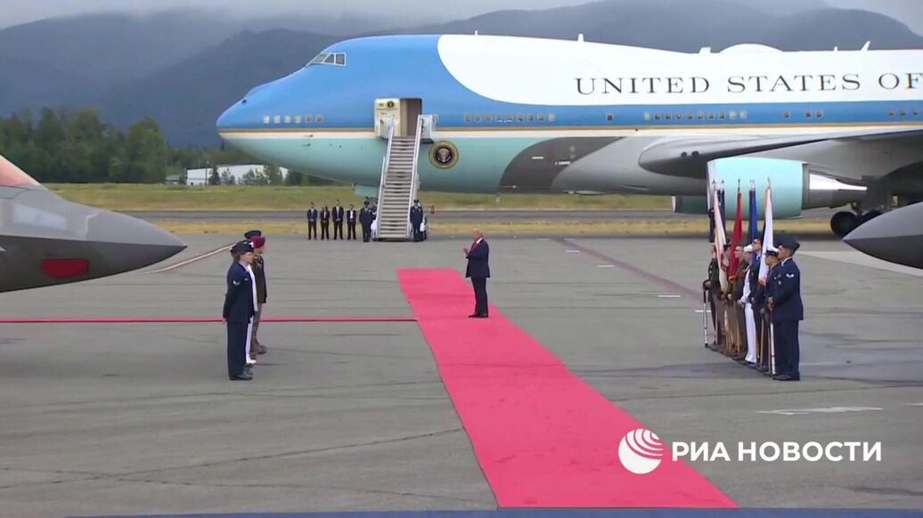 Путин и Трамп встретились на летном поле в Анкоридже