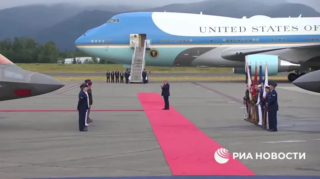 Рукопожатие Путина и Трампа 