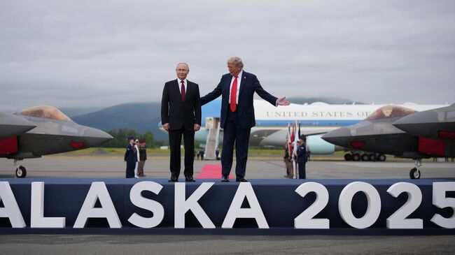 Дональд Трамп приветствует Владимира Путина по прибытии на базу Элмендорф-Ричардсон в Анкоридже, Аляска