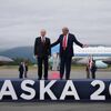 Президент США Дональд Трамп приветствует президента России Владимира Путина по прибытии на базу Элмендорф-Ричардсон в Анкоридже, Аляска
