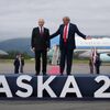 Президент США Дональд Трамп приветствует президента России Владимира Путина по прибытии на базу Элмендорф-Ричардсон в Анкоридже, Аляска