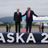 Президент США Дональд Трамп приветствует президента России Владимира Путина по прибытии на базу Элмендорф-Ричардсон в Анкоридже, Аляска