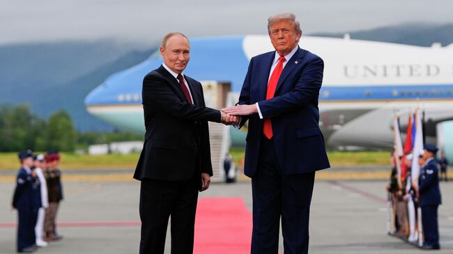 Президент США Дональд Трамп приветствует президента России Владимира Путина по прибытии на базу Элмендорф-Ричардсон в Анкоридже, Аляска