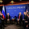 Президент РФ Владимир Путин и президент США Дональд Трамп во время встречи