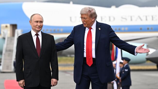 Президент РФ Владимир Путин и президент США Дональд Трамп во время встречи на военной базе Эльмендорф-Ричардсон на Аляске