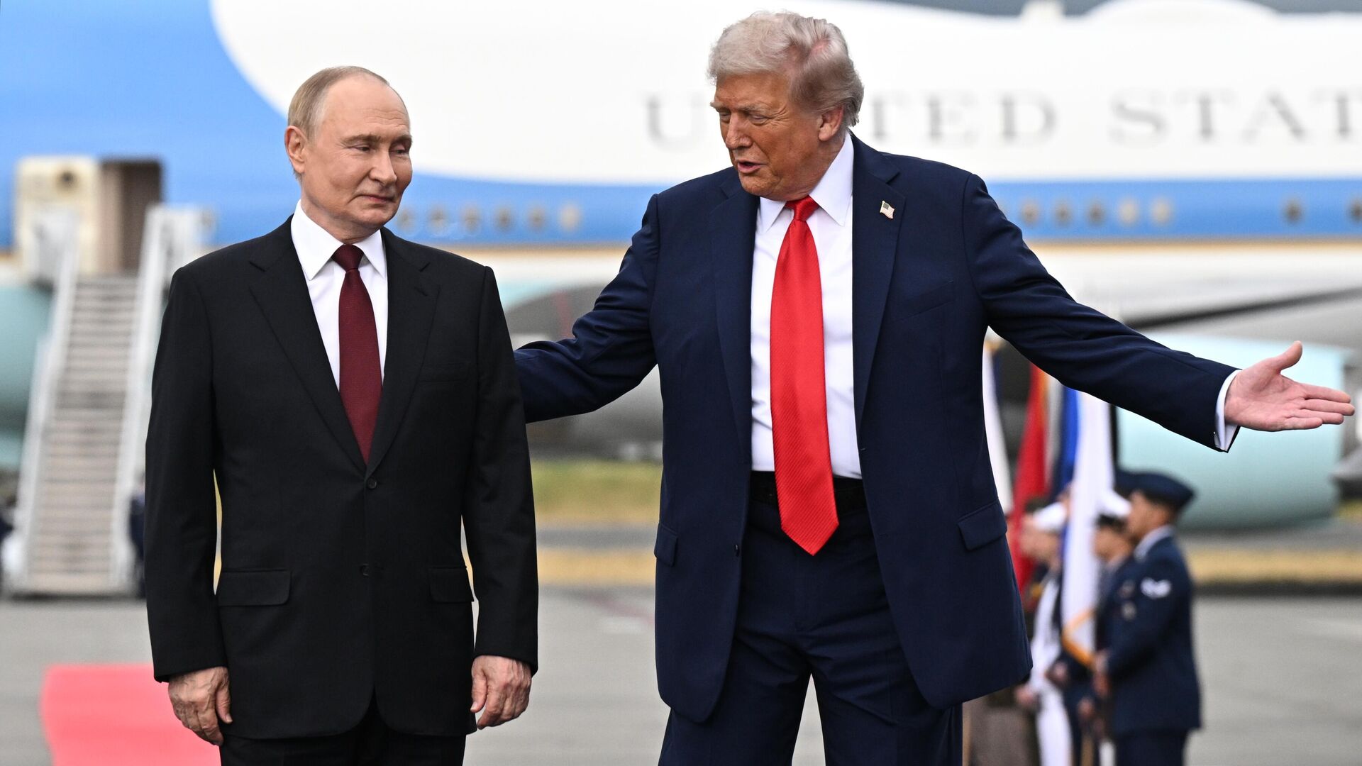 Президент РФ Владимир Путин и президент США Дональд Трамп во время встречи на военной базе Эльмендорф-Ричардсон на Аляске
