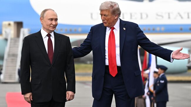 Президент РФ Владимир Путин и президент США Дональд Трамп во время встречи на военной базе Эльмендорф-Ричардсон на Аляске