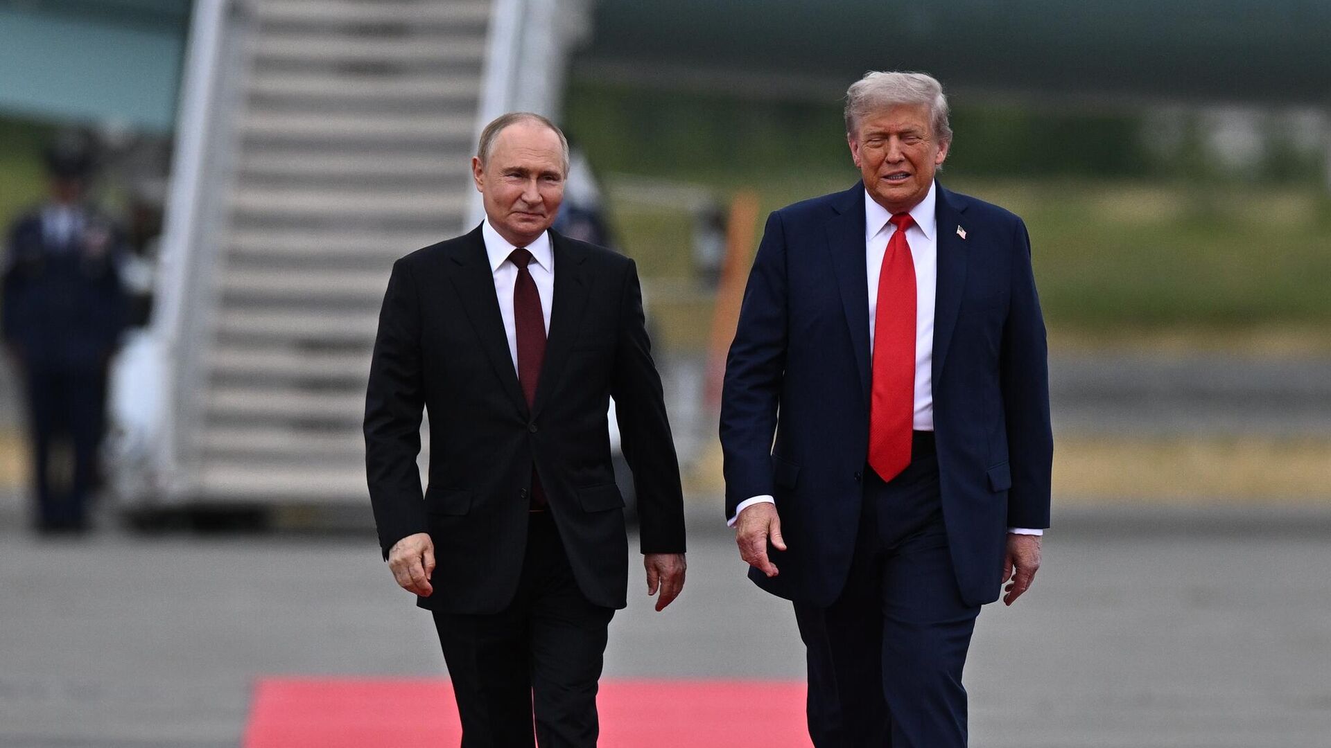 Владимир Путин и Дональд Трамп во время встречи на военной базе Эльмендорф-Ричардсон на Аляске - РИА Новости, 1920, 16.08.2025