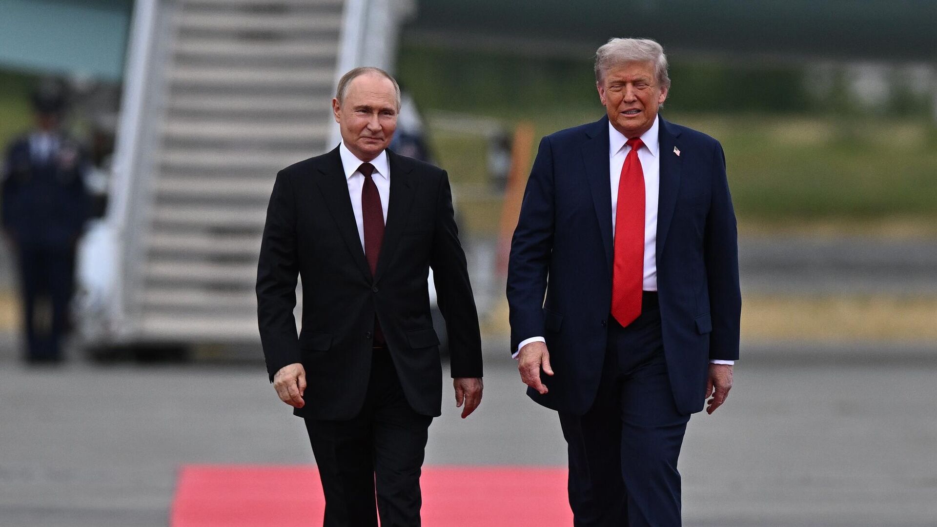 Президент РФ Владимир Путин и президент США Дональд Трамп во время встречи на военной базе Эльмендорф-Ричардсон на Аляске Президент РФ Владимир Путин и президент США Дональд Трамп во время встречи на военной базе Эльмендорф-Ричардсон на Аляске - РИА Новости, 1920, 15.08.2025