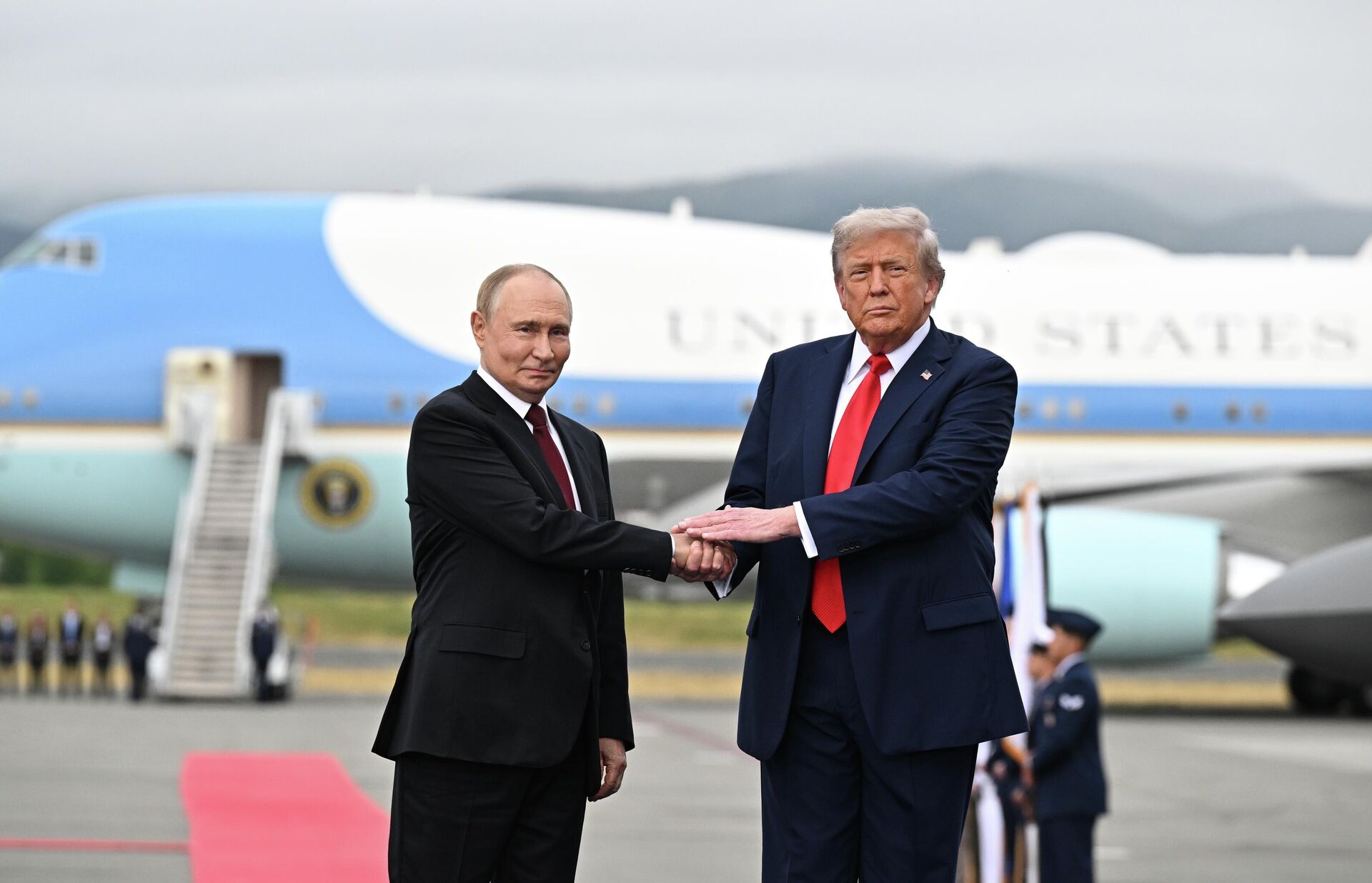 Президент РФ Владимир Путин и президент США Дональд Трамп во время встречи на военной базе Эльмендорф-Ричардсон на Аляске Президент РФ Владимир Путин и президент США Дональд Трамп во время встречи на военной базе Эльмендорф-Ричардсон на Аляске - РИА Новости, 1920, 18.08.2025