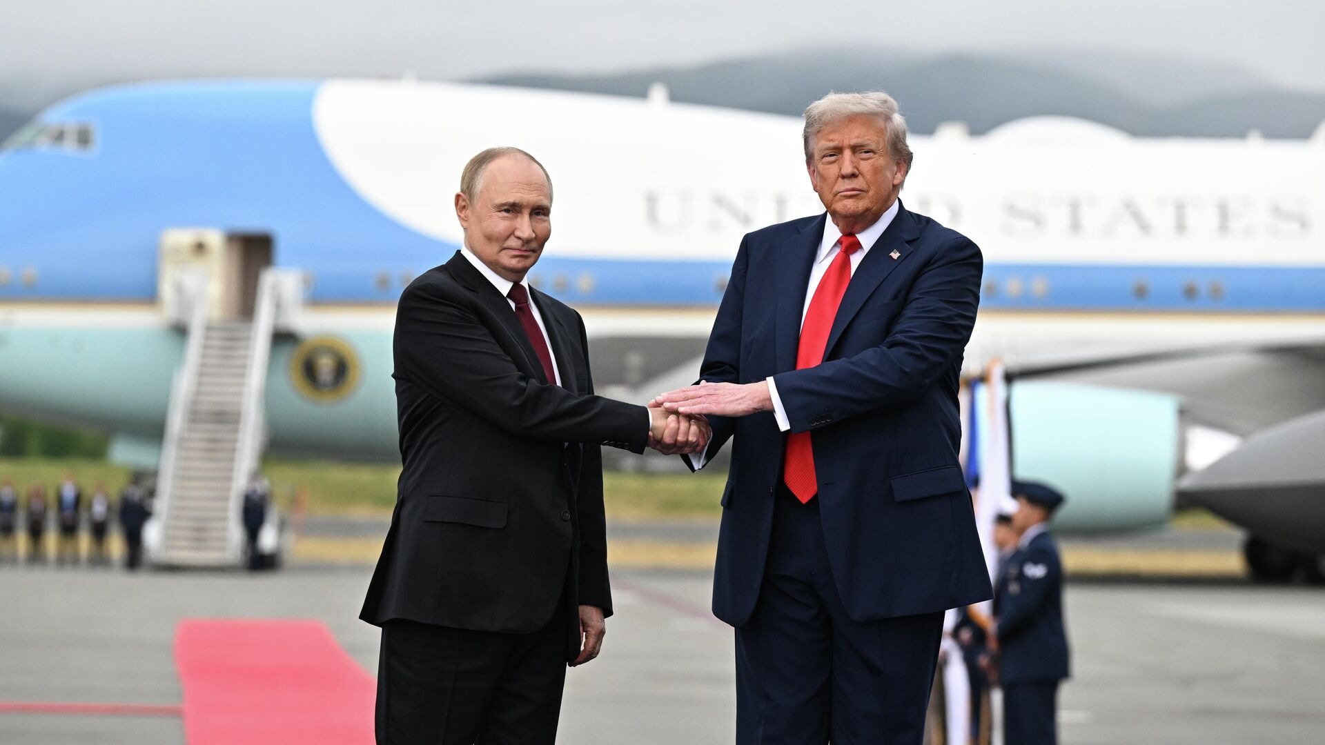 Президент РФ Владимир Путин и президент США Дональд Трамп во время встречи на военной базе Эльмендорф-Ричардсон на Аляске Президент РФ Владимир Путин и президент США Дональд Трамп во время встречи на военной базе Эльмендорф-Ричардсон на Аляске - РИА Новости, 1920, 15.08.2025