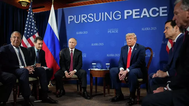 Президент РФ Владимир Путин и президент США Дональд Трамп во время встречи в Анкоридже, Аляска
