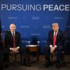 Президент РФ Владимир Путин и президент США Дональд Трамп во время переговоров в узком составе на Аляске