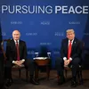 Президент РФ Владимир Путин и президент США Дональд Трамп во время переговоров в узком составе на Аляске