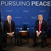 Президент РФ Владимир Путин и президент США Дональд Трамп во время переговоров в узком составе на Аляске