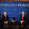 Президент РФ Владимир Путин и президент США Дональд Трамп во время переговоров в узком составе на Аляске