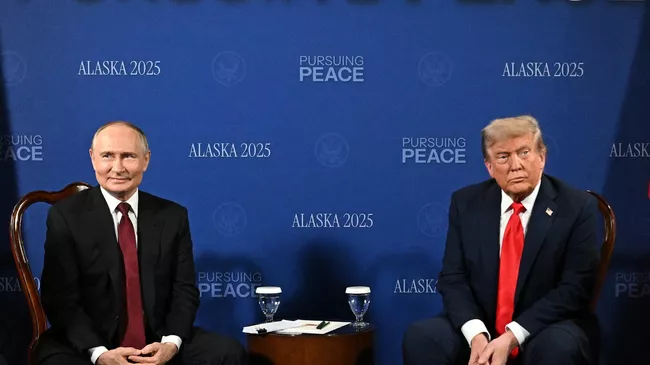 Президент РФ Владимир Путин и президент США Дональд Трамп во время переговоров в узком составе на Аляске