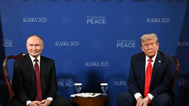 Владимир Путин и Дональд Трамп во время переговоров в узком составе на Аляске
