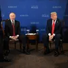 Президент РФ Владимир Путин и президент США Дональд Трамп во время переговоров в узком составе на Аляске