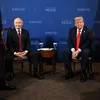 Президент РФ Владимир Путин и президент США Дональд Трамп во время переговоров в узком составе на Аляске