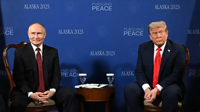 Президент РФ Владимир Путин и президент США Дональд Трамп во время переговоров в узком составе на Аляске