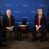 Президент РФ Владимир Путин и президент США Дональд Трамп во время переговоров в узком составе на Аляске