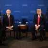Президент РФ Владимир Путин и президент США Дональд Трамп во время переговоров в узком составе на Аляске