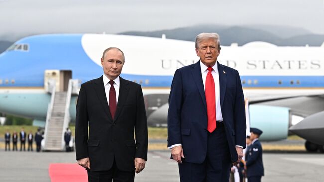 Президент РФ Владимир Путин и президент США Дональд Трамп во время встречи на военной базе Эльмендорф-Ричардсон на Аляске