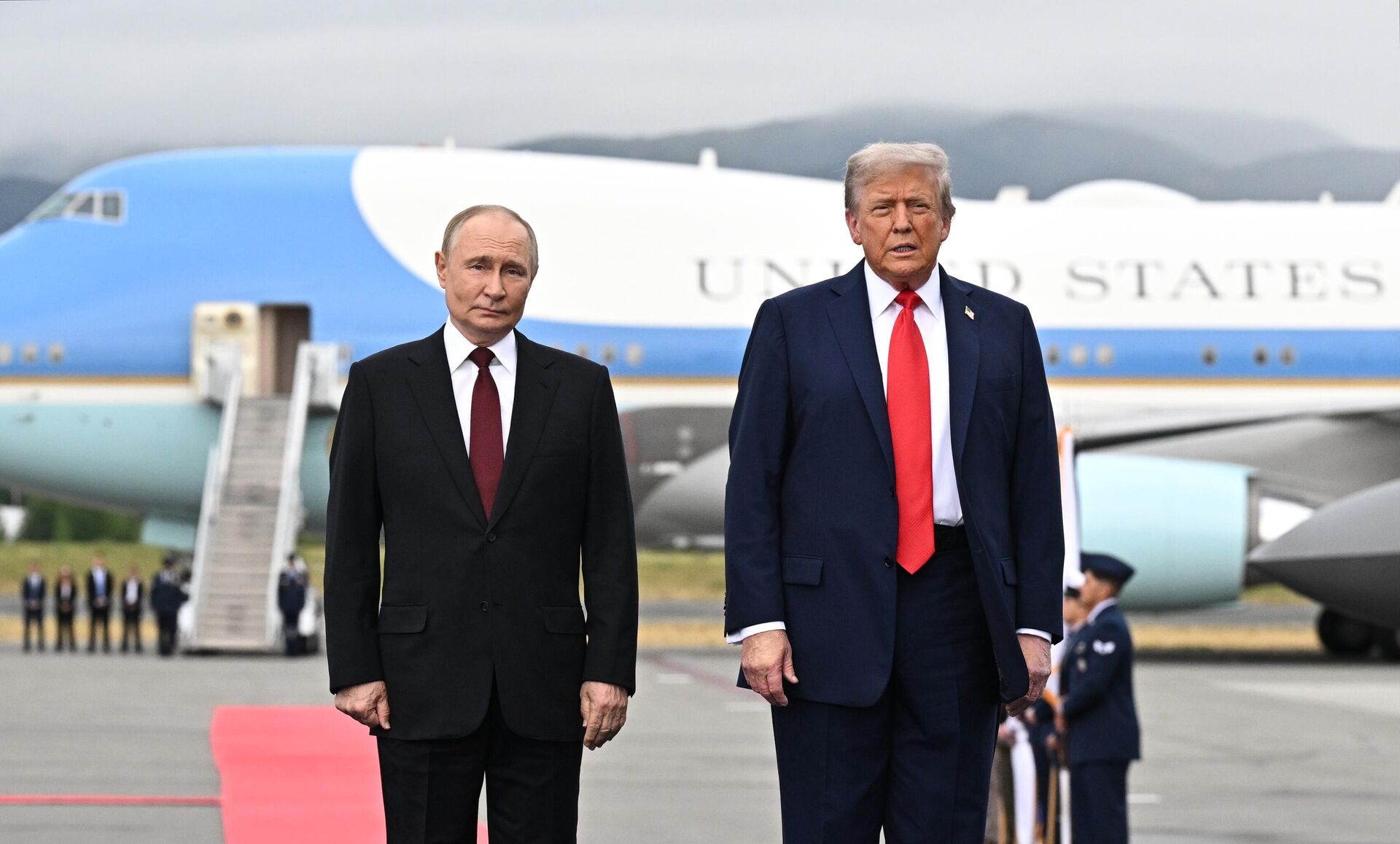 Президент РФ Владимир Путин и президент США Дональд Трамп во время встречи на военной базе Эльмендорф-Ричардсон на Аляске - РИА Новости, 1920, 16.08.2025