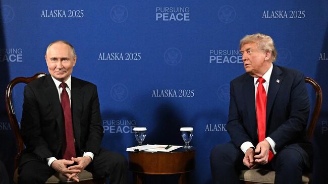 Президент РФ Владимир Путин и президент США Дональд Трамп во время переговоров в узком составе на Аляске