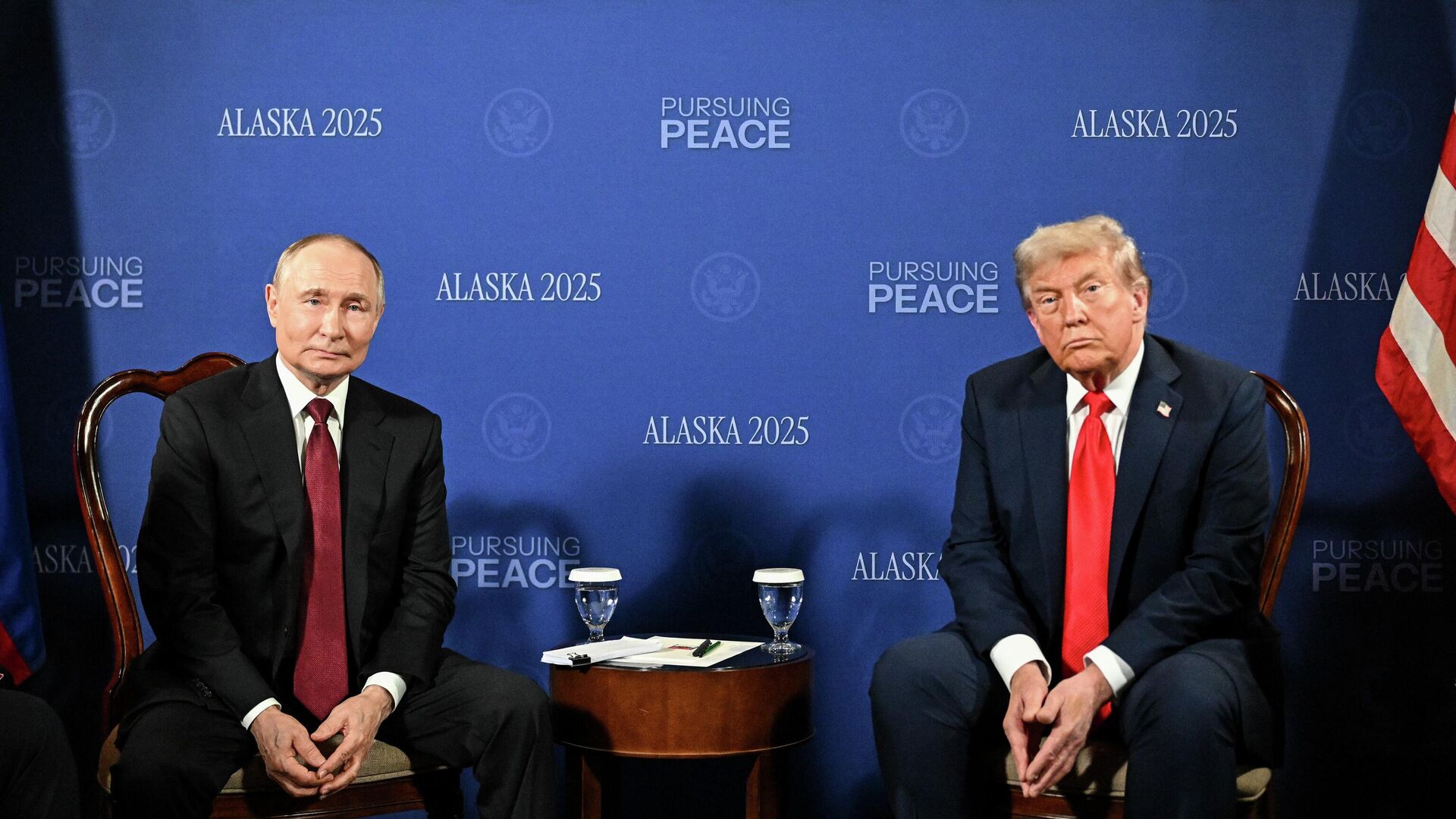 Президент РФ Владимир Путин и президент США Дональд Трамп во время переговоров в узком составе на Аляске - РИА Новости, 1920, 16.08.2025