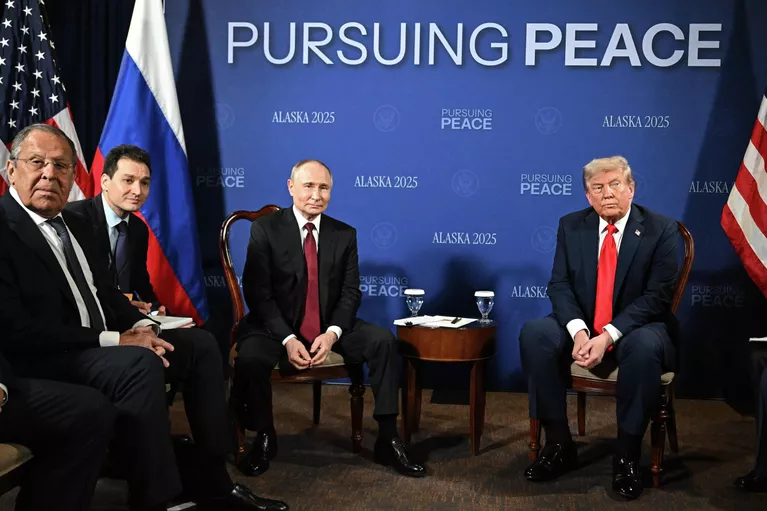 Президент РФ Владимир Путин и президент США Дональд Трамп во время переговоров в узком составе на Аляске Президент РФ Владимир Путин и президент США Дональд Трамп во время переговоров в узком составе на Аляске