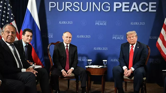 Президент РФ Владимир Путин и президент США Дональд Трамп (справа) во время переговоров в узком составе на Аляске