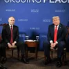 Президент РФ Владимир Путин и президент США Дональд Трамп (справа) во время переговоров в узком составе на Аляске