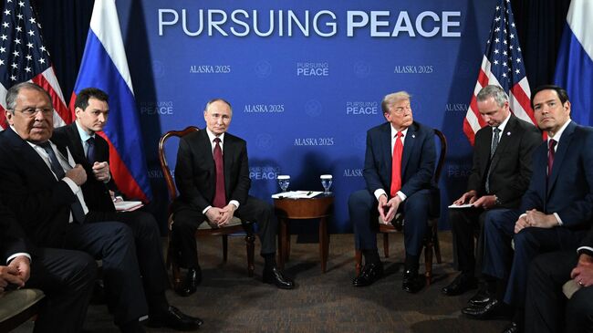Президент РФ Владимир Путин и президент США Дональд Трамп во время переговоров в узком составе на Аляске Президент РФ Владимир Путин и президент США Дональд Трамп во время переговоров в узком составе на Аляске