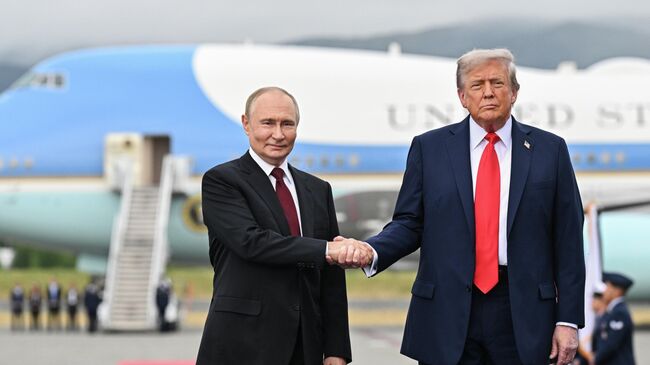 Рукопожатие Путина и Трампа 