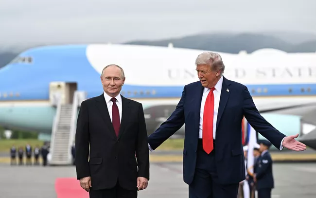 Президент РФ Владимир Путин и президент США Дональд Трамп во время встречи на военной базе Эльмендорф-Ричардсон на Аляске