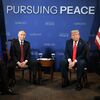 Президент РФ Владимир Путин и президент США Дональд Трамп во время переговоров в узком составе на Аляске