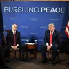 Президент РФ Владимир Путин и президент США Дональд Трамп во время переговоров в узком составе на Аляске