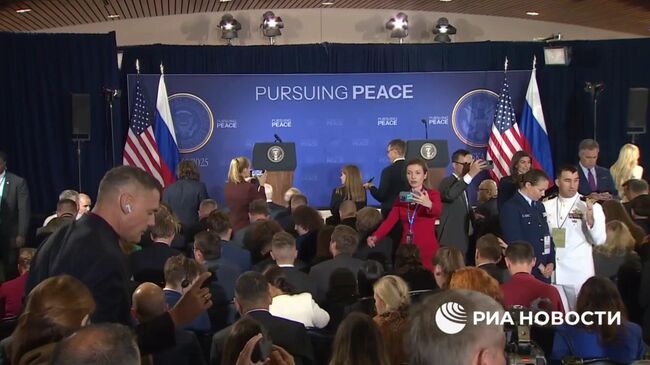 Журналисты в зале перед началом пресс-конференции Путина и Трампа