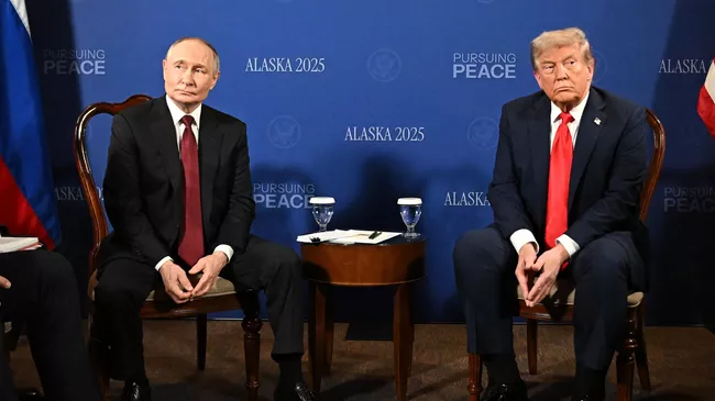 Президент РФ Владимир Путин и президент США Дональд Трамп во время переговоров в узком составе на Аляске