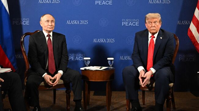 Президент РФ Владимир Путин и президент США Дональд Трамп во время переговоров в узком составе на Аляске