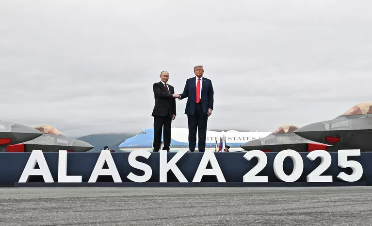 Президент РФ Владимир Путин и президент США Дональд Трамп во время встречи на военной базе Эльмендорф-Ричардсон на Аляске Президент РФ Владимир Путин и президент США Дональд Трамп во время встречи на военной базе Эльмендорф-Ричардсон на Аляске