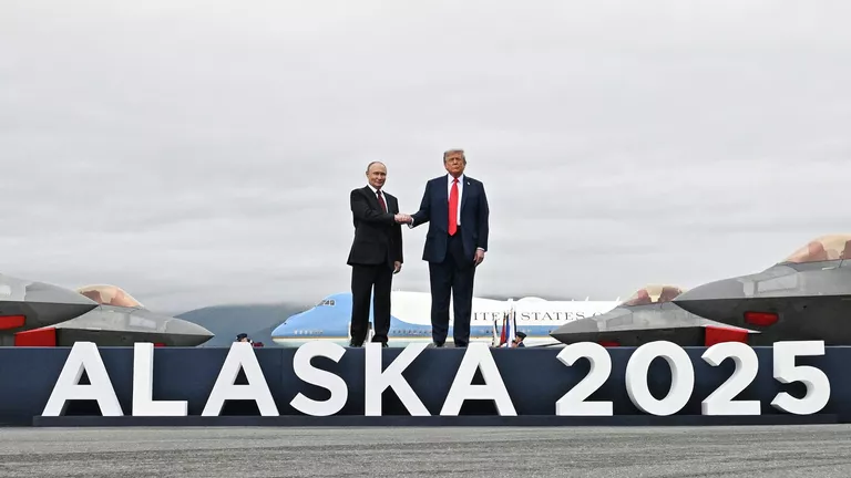Президент РФ Владимир Путин и президент США Дональд Трамп во время встречи на военной базе Эльмендорф-Ричардсон на Аляске