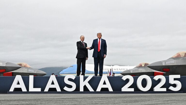 Президент РФ Владимир Путин и президент США Дональд Трамп во время встречи на военной базе Эльмендорф-Ричардсон на Аляске