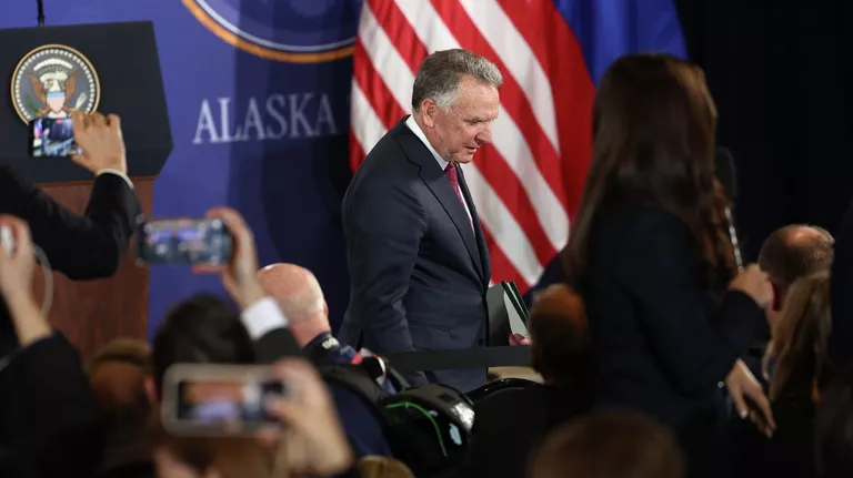 Спецпосланик президента США Стив Уиткофф перед началом пресс-конференции по итогам переговоров президента РФ Владимира Путина и президента США Дональда Трампа на Аляске