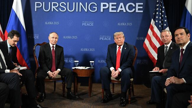 Президент России Владимир Путин и президент США Дональд Трамп во время переговоров в узком составе на Аляске